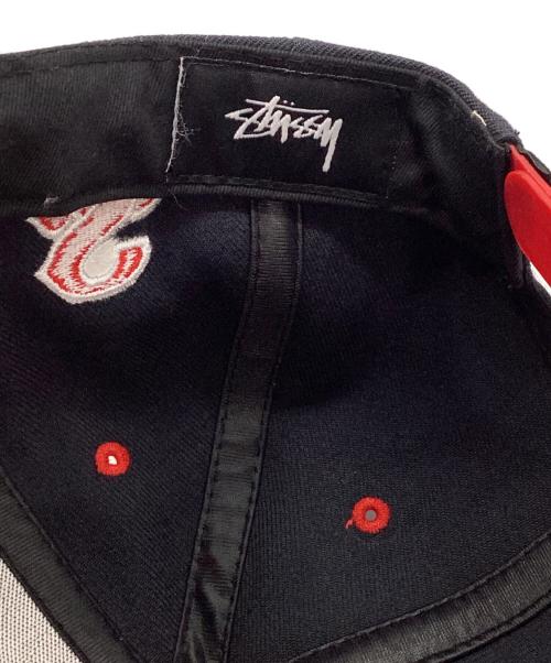stussy（ステューシー）stussy (ステューシー) ロゴ刺繍キャップ ネイビー×レッドの古着・服飾アイテム