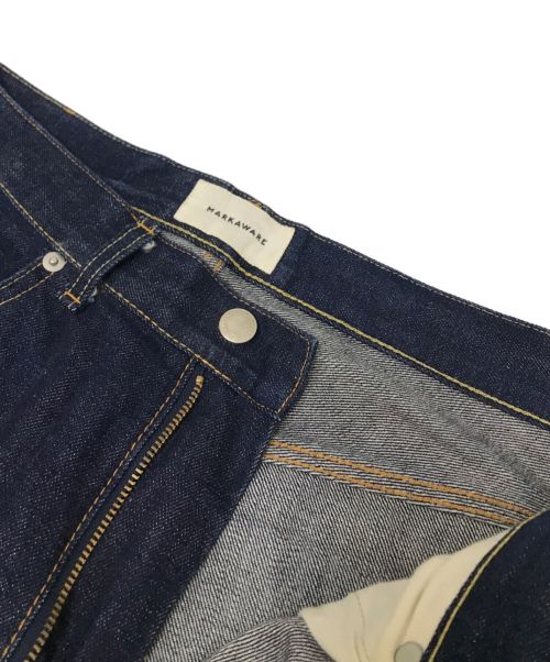 MARKAWARE（マーカウェア）MARKAWARE (マーカウェア) CENTER PRESS STRAIGHT FIT PANTS インディゴ サイズ:２の古着・服飾アイテム