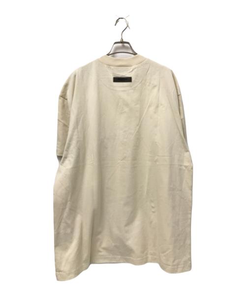 FOG ESSENTIALS（フィアオブゴッド エッセンシャル）FOG ESSENTIALS (フィアオブゴッド エッセンシャル) ロゴプリントTシャツ アイボリー サイズ:Mの古着・服飾アイテム