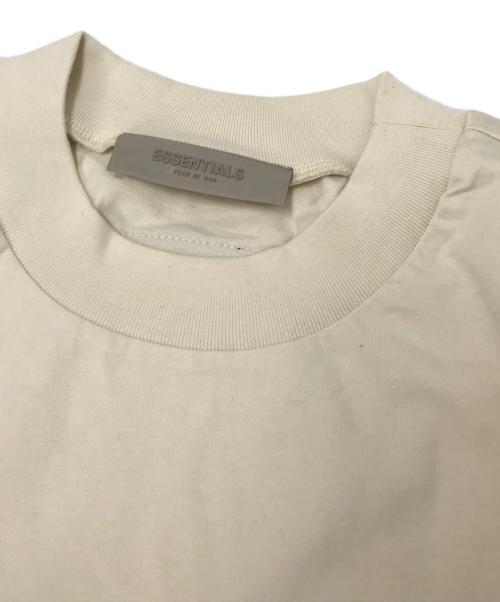 FOG ESSENTIALS（フィアオブゴッド エッセンシャル）FOG ESSENTIALS (フィアオブゴッド エッセンシャル) ロゴプリントTシャツ アイボリー サイズ:Mの古着・服飾アイテム