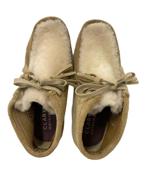 CLARKS ORIGINALS（クラークス オリジナルズ）CLARKS ORIGINALS (クラークス オリジナルズ) ワラビームートンブーツ ベージュ サイズ:22.5㎝の古着・服飾アイテム
