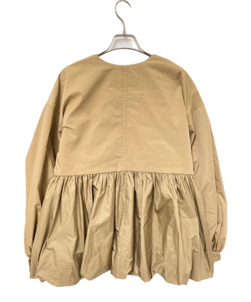 SHIPS（シップス）SHIPS (シップス) ペプラム バルーン 中綿 ブルゾン ベージュ サイズ:38 未使用品の古着・服飾アイテム