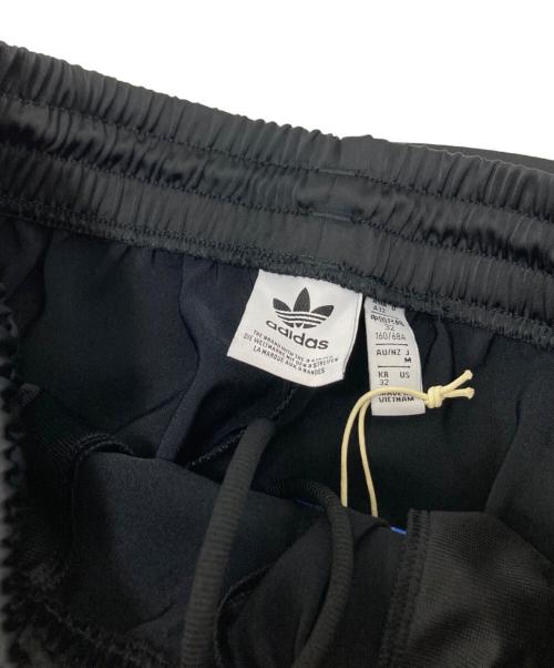 adidas（アディダス）adidas (アディダス) サテン ワイドレッグ トラックパンツ ブラック サイズ:M 未使用品の古着・服飾アイテム