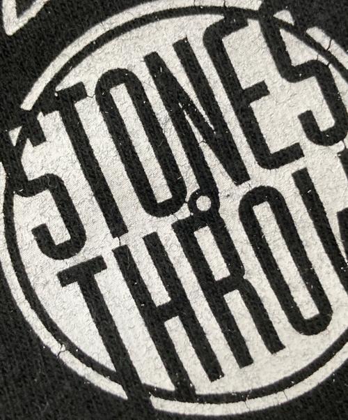 stussy（ステューシー）stussy (ステューシー) STONE THROW 00‘SデザインプリントTシャツ ブラック サイズ:Mの古着・服飾アイテム