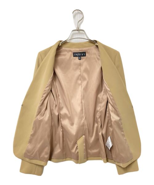 INDIVI（インディヴィ）INDIVI (インディヴィ) ストレッチ ノーカラージャケットセットアップ ベージュ サイズ:36の古着・服飾アイテム