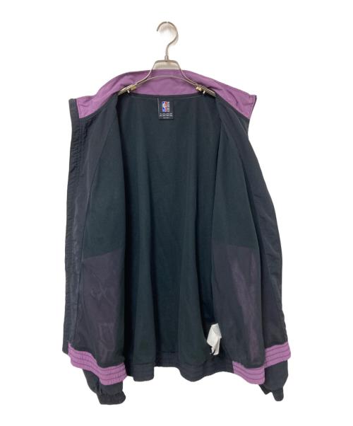 NBA（エヌビーエー）NBA (エヌビーエー) ナイロンジャケット ブラック×パープル サイズ:3XLの古着・服飾アイテム