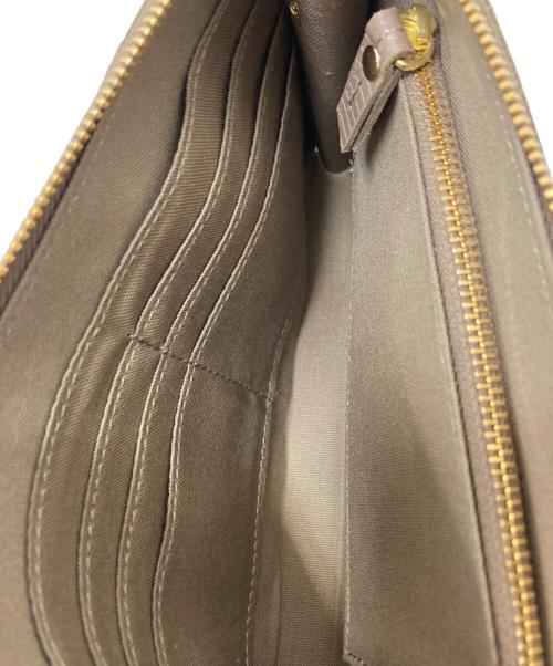 VIOLAd'ORO（ヴィオラドーロ）VIOLAd'ORO (ヴィオラドーロ) リザード型押しレザー 横型スマートフォンポシェット ベージュ サイズ:下記参照の古着・服飾アイテム