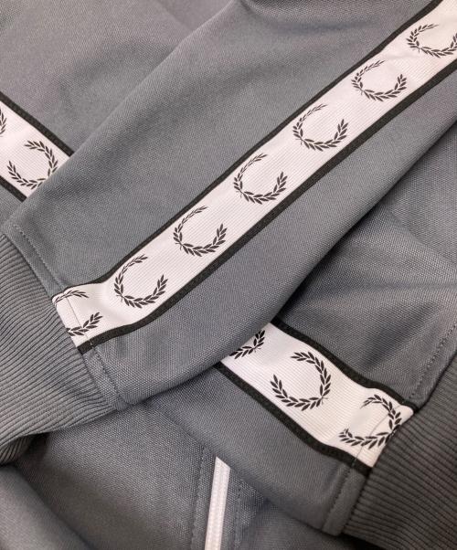 FRED PERRY（フレッドペリー）FRED PERRY (フレッドペリー) Taped Track Jacket グレー×ホワイト サイズ:Mの古着・服飾アイテム