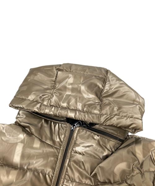 HIDE AWAYS（ハイドアウェイズ）HIDE AWAYS (ハイドアウェイズ) 3Dロゴプリント中綿ブルゾン ゴールド サイズ:50の古着・服飾アイテム