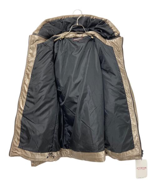 HIDE AWAYS（ハイドアウェイズ）HIDE AWAYS (ハイドアウェイズ) 3Dロゴプリント中綿ブルゾン ゴールド サイズ:50の古着・服飾アイテム