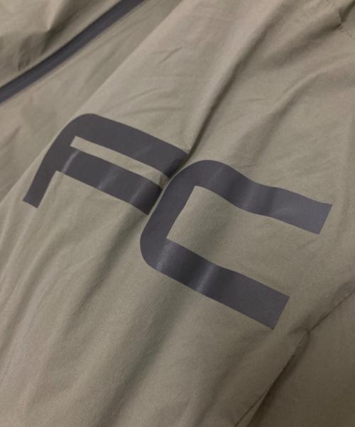 F.C.R.B.（エフシーレアルブリストル）F.C.R.B. (エフシーレアルブリストル) INSULATION HOODED JACKET オリーブ サイズ:XLの古着・服飾アイテム