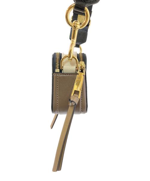 Marc by Marc Jacobs（マークバイマークジェイコブス）Marc by Marc Jacobs (マークバイマークジェイコブス) カメラバッグ ベージュ×ブラック サイズ:下記参照の古着・服飾アイテム