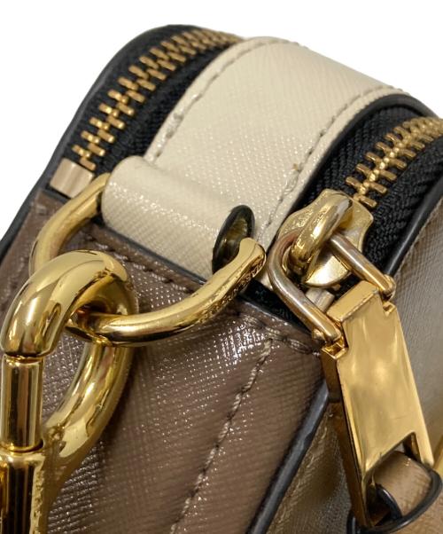 Marc by Marc Jacobs（マークバイマークジェイコブス）Marc by Marc Jacobs (マークバイマークジェイコブス) カメラバッグ ベージュ×ブラック サイズ:下記参照の古着・服飾アイテム