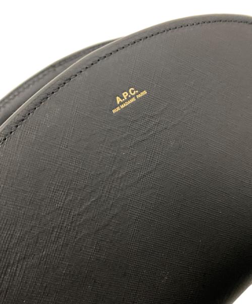 A.P.C.（アーペーセー）A.P.C. (アーペーセー) ハーフムーンショルダーバッグ ブラック サイズ:下記参照の古着・服飾アイテム