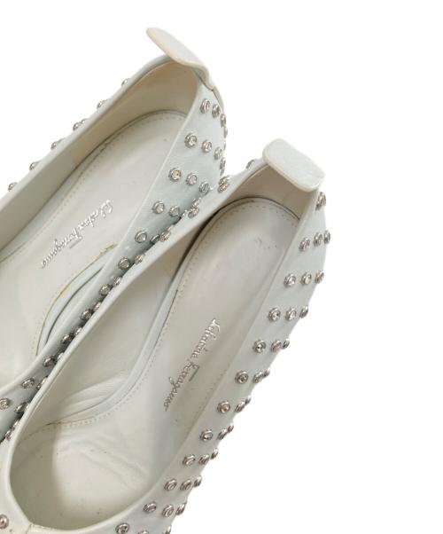 Salvatore Ferragamo（サルヴァトーレ フェラガモ）Salvatore Ferragamo (サルヴァトーレ フェラガモ) Ｆヒールラインストーンパンプス ホワイト サイズ:6 1/2の古着・服飾アイテム