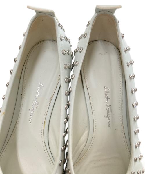 Salvatore Ferragamo（サルヴァトーレ フェラガモ）Salvatore Ferragamo (サルヴァトーレ フェラガモ) Ｆヒールラインストーンパンプス ホワイト サイズ:6 1/2の古着・服飾アイテム