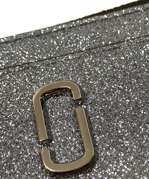 MARC JACOBS（マークジェイコブズ）MARC JACOBS (マークジェイコブズ) ザ コーテッド グリッター J マーク トップ ジップ マルチ ウォレット シルバー サイズ:下記参照の古着・服飾アイテム