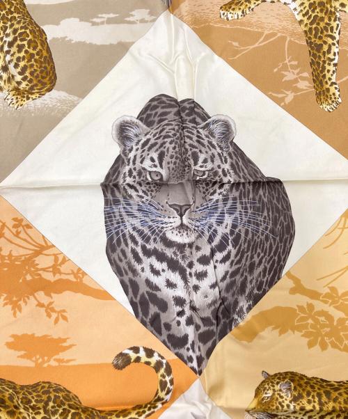 Salvatore Ferragamo（サルヴァトーレ フェラガモ）Salvatore Ferragamo (サルヴァトーレ フェラガモ) タイガーモチーフシルクスカーフ ベージュ サイズ:下記参照の古着・服飾アイテム