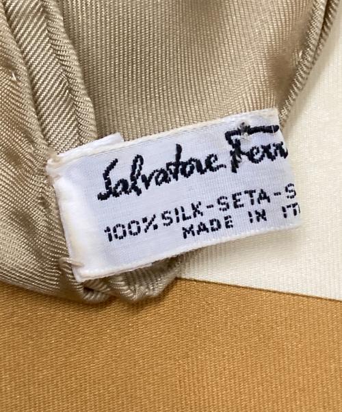 Salvatore Ferragamo（サルヴァトーレ フェラガモ）Salvatore Ferragamo (サルヴァトーレ フェラガモ) タイガーモチーフシルクスカーフ ベージュ サイズ:下記参照の古着・服飾アイテム
