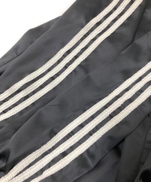 adidas（アディダス）adidas (アディダス) サテン ファイヤーバード トラックトップ フリル ブラック×ホワイト サイズ:Sの古着・服飾アイテム