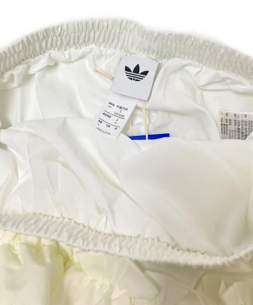 adidas（アディダス）adidas (アディダス) 3ストライプフリルティアードスカート ブラウン×ホワイト サイズ:M 未使用品の古着・服飾アイテム