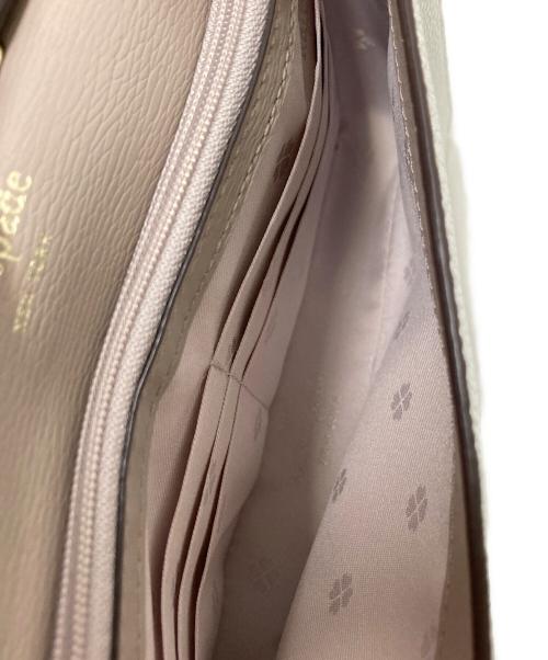 Kate Spade（ケイトスペード）Kate Spade (ケイトスペード) マルゴー エナメル スペード チェーン ウォレット ホワイト サイズ:下記参照の古着・服飾アイテム