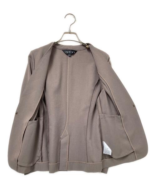 INDIVI（インディヴィ）INDIVI (インディヴィ) ノーカラージャケットセットアップ ベージュ サイズ:JKT:36/PT:38の古着・服飾アイテム