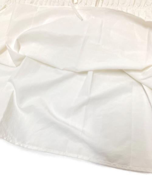 SLY（スライ）SLY (スライ) RIBBON ARM FRILL トップス ホワイト サイズ:FREE 未使用品の古着・服飾アイテム