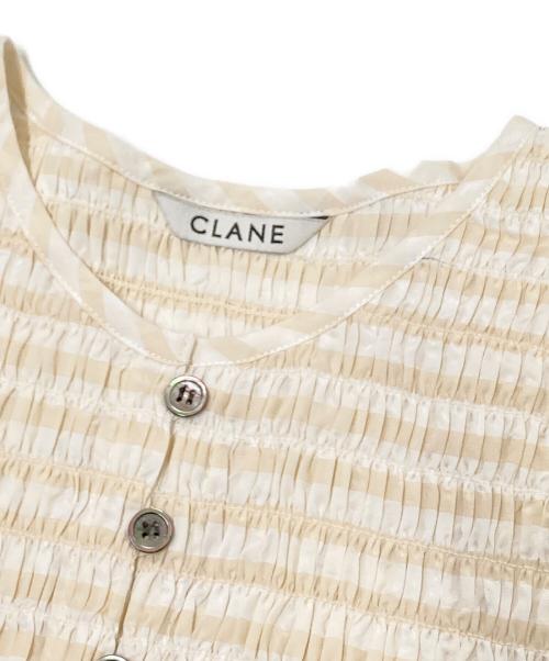CLANE（クラネ）CLANE (クラネ) SHIRRING HALF SLEEVE BLOUSE ホワイト×ベージュ サイズ:1の古着・服飾アイテム