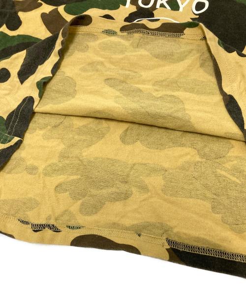 A BATHING APE（アベイシングエイプ）A BATHING APE (アベイシングエイプ) stussy (ステューシー) 30周年記念 1stカモ 猿迷彩 ワールドツアー Tシャツ ベージュ×グリーン サイズ:Mの古着・服飾アイテム