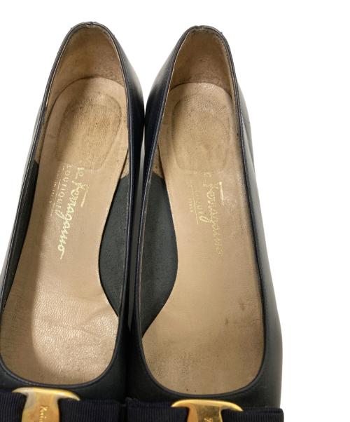 Salvatore Ferragamo（サルヴァトーレ フェラガモ）Salvatore Ferragamo (サルヴァトーレ フェラガモ) ヴァラリボンパンプス ブラック サイズ:6 1/2の古着・服飾アイテム