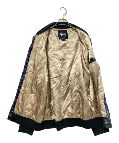 stussy（ステューシー）stussy (ステューシー) カモフラサテンスタジャン グリーン×ネイビー サイズ:XLの古着・服飾アイテム