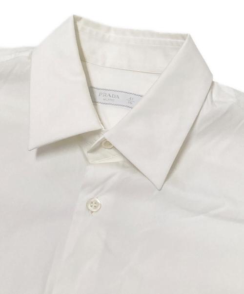 PRADA（プラダ）PRADA (プラダ) フロントロゴパッチ付きシャツ ホワイト サイズ:41/16の古着・服飾アイテム