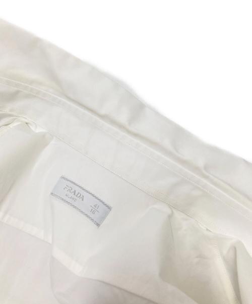 PRADA（プラダ）PRADA (プラダ) フロントロゴパッチ付きシャツ ホワイト サイズ:41/16の古着・服飾アイテム