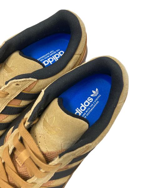 adidas（アディダス）adidas (アディダス) ローカットスニーカー ベージュ サイズ:28.0cmの古着・服飾アイテム