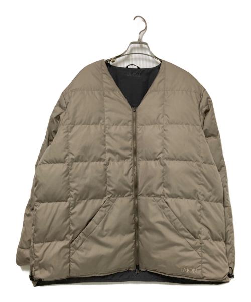 TAION（タイオン）TAION (タイオン) リバーシブルノーカラーダウンジャケット グレー×ベージュ サイズ:Mの古着・服飾アイテム