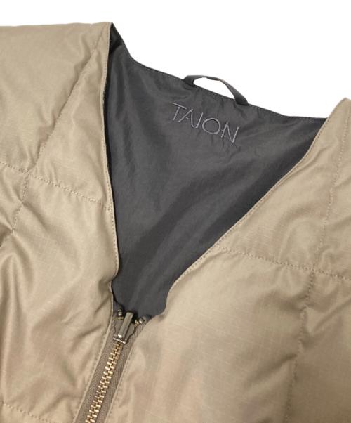 TAION（タイオン）TAION (タイオン) リバーシブルノーカラーダウンジャケット グレー×ベージュ サイズ:Mの古着・服飾アイテム
