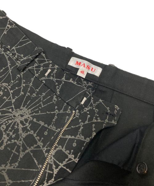 masu（エムエーエスユー）masu (エムエーエスユー) FLOCKY WEB FLARE PANTS グレー×ブラック サイズ:48の古着・服飾アイテム