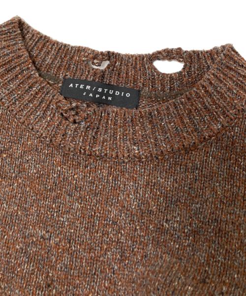 ATER / STUDIO JAPAN（アーテルストゥディオ）ATER / STUDIO JAPAN (アーテルストゥディオ) ダメージ加工クルーネックニット ブラウン サイズ:Mの古着・服飾アイテム