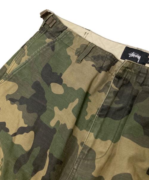 stussy（ステューシー）stussy (ステューシー) カモ柄カーゴパンツ ベージュ×グリーン サイズ:32の古着・服飾アイテム