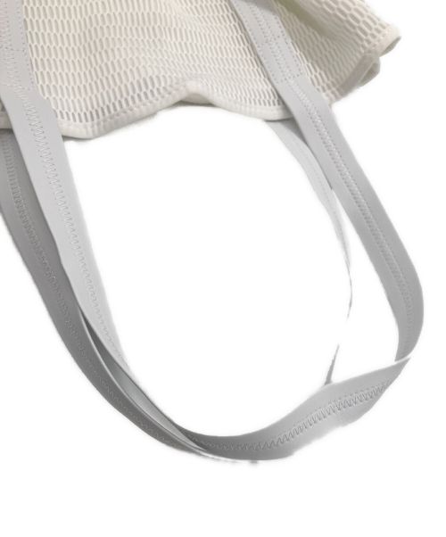 q bag paris（キューバッグパリ）q bag paris (キューバッグパリ) トートバッグ　ネストジップM ホワイトの古着・服飾アイテム