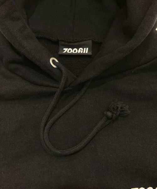 700FILL（セブンハンドレッドフィル）700FILL (セブンハンドレッドフィル) Embroidered Small Payment Logo Hoodie　ロゴ刺繍パーカー ブラック サイズ:Mの古着・服飾アイテム