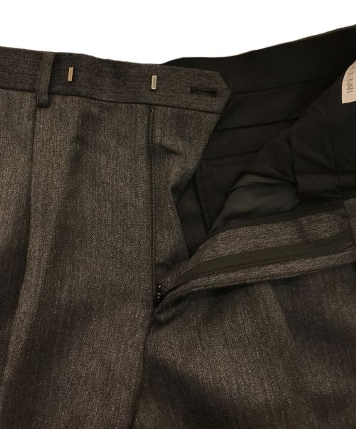 JOHN LAWRENCE SULLIVAN（ジョン ローレンス サリバン）JOHN LAWRENCE SULLIVAN (ジョンローレンスサリバン) ウール テーパード トラウザーパンツ　2B001-0122-01 グレー サイズ:46の古着・服飾アイテム