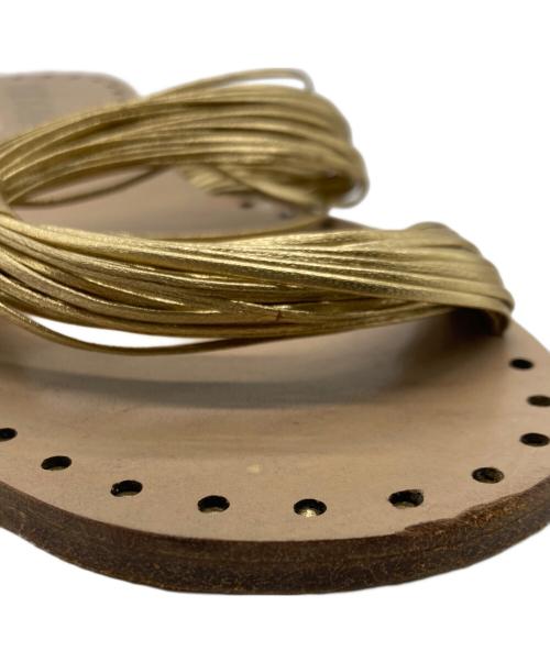 JIL SANDER（ジルサンダー）JIL SANDER (ジルサンダー) デザインストラップフラットサンダル ゴールド サイズ:36の古着・服飾アイテム