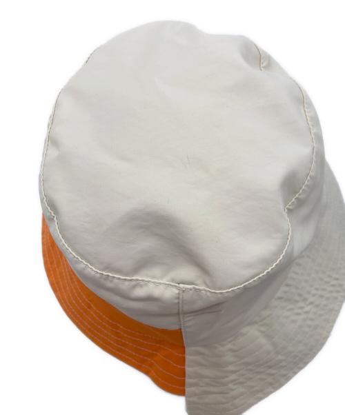 J.W.ANDERSON（ジェイダブリューアンダーソン）J.W.ANDERSON (ジェイダブリューアンダーソン) バイカラーハット ホワイト×オレンジの古着・服飾アイテム