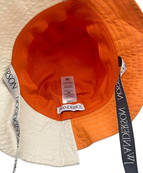 J.W.ANDERSON（ジェイダブリューアンダーソン）J.W.ANDERSON (ジェイダブリューアンダーソン) バイカラーハット ホワイト×オレンジの古着・服飾アイテム