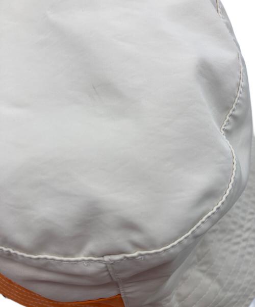 J.W.ANDERSON（ジェイダブリューアンダーソン）J.W.ANDERSON (ジェイダブリューアンダーソン) バイカラーハット ホワイト×オレンジの古着・服飾アイテム