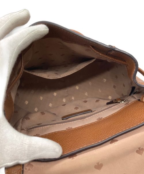Kate Spade（ケイトスペード）Kate Spade (ケイトスペード) レイラ ミディアム フラップ バックパック　WKR00327 ブラウン サイズ:-の古着・服飾アイテム