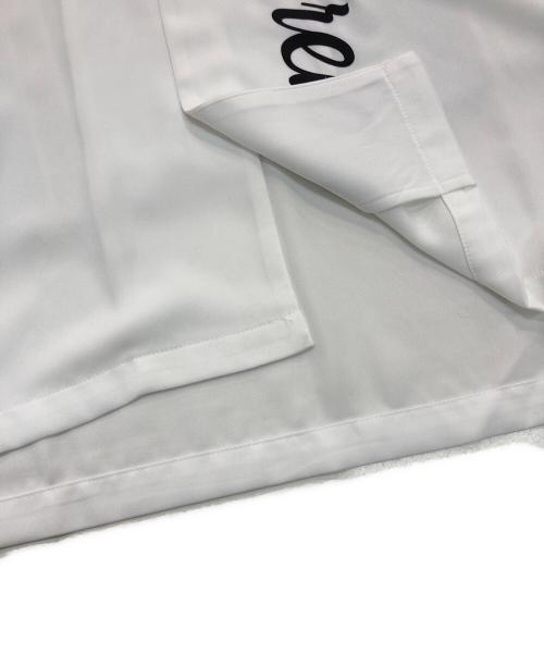 1PIU1UGUALE3 RELAX（ウノピゥウノウグァーレトレ リラックス）1piu1uguale3 relax (ウノピゥウノウグァーレトレ リラックス) 縦ロゴアロハシャツ　USH-24012 ホワイト サイズ:XL 未使用品の古着・服飾アイテム