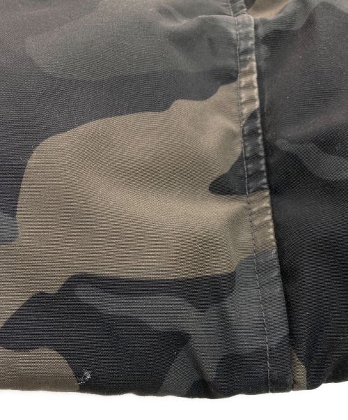 CANADA GOOSE（カナダグース）CANADA GOOSE (カナダグース) MacMillan Parka カモブラック×ネイビー サイズ:Mの古着・服飾アイテム